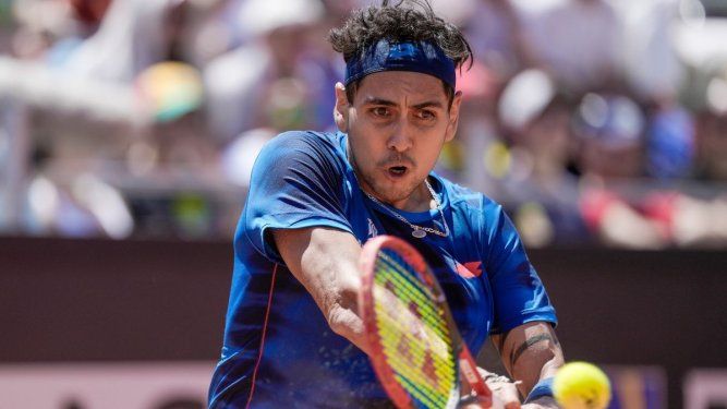 Alejandro Tabilo devuelve ante Karen Khachanov en el Abierto de Italia, el martes 14 de mayo de 2024, en Roma.