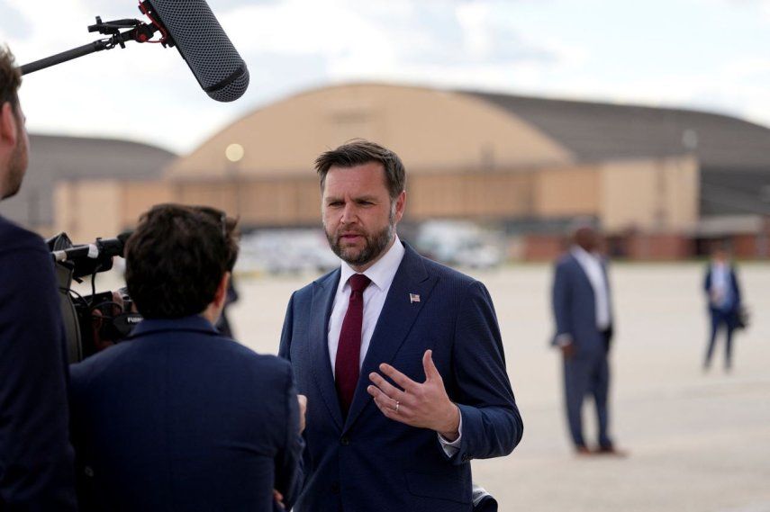 El vicepresidente de EEUU, JD Vance, habla con los periodistas el 28 de mayo de 2026 en la Base Conjunta Andrews, Maryland.