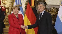 El presidente argentino Mauricio Macri recibe a la canciller alemana Angela Merkel, en la Casa Rosada en Buenos Aires.