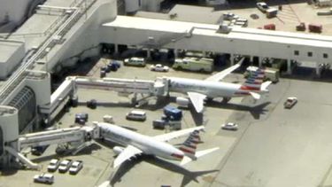 Los bomberos atendieron a dos pasajeros y dos auxiliares de vuelo en el aeropuerto.