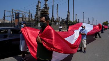Pescadores artesanales protestan afuera de la planta de Repsol contra un derrame de petróleo en la playa Cavero en Ventanilla, Callao, Perú, el martes 18 de enero de 2022