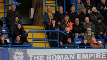 Un cartel con los colores de la bandera rusa y la imagen del dueño del Chelsea Roman Abramovich y la leyenda Imperio Romano en un partido en el estadio Stamford Bridge de Londres, el 13 de marzo de 2022.