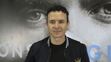 En esta fotografía del 25 de noviembre de 2019 el cantante colombiano Fonseca posa durante una entrevista en la Ciudad de México. Fonseca debutará en el Auditorio Nacional de la Ciudad de México el 28 de noviembre. 