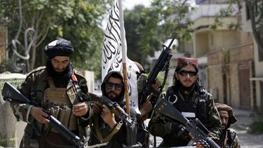 Milicianos del Talibán con su bandera desplegada patrullan Kabul, Afganistán, 19 de agosto de 2021.&nbsp;