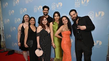 Eddy Moon (extrema derecha.), director, y el elenco del filme El Reggaetonero, en la alfombra roja del Festival de Cine de Miami.&nbsp;