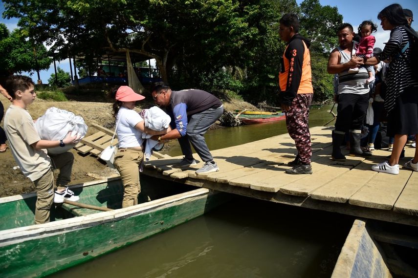 Personas desplazadas por recientes enfrentamientos entre grupos armados abordan canoas para cruzar el río Tarra, que divide a Colombia y Venezuela, en Tibú, departamento de Norte de Santander, Colombia, el 19 de enero de 2025.