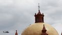 Un helicóptero del ejército mexicano sobrevuela la cúpula de una iglesia el miércoles 22 de junio de 2022, en Cerocahui, México. Dos sacerdotes jesuitas fueron asesinados en el templo.