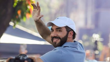 El presidente de El Salvador, Nayib Bukele, que aspira a la reelección, saluda a sus seguidores tras votar en las elecciones generales, en San Salvador, El Salvador, el domingo 4 de febrero de 2024.&nbsp;