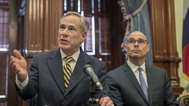 &nbsp;En imagen de archivo del 21 de junio de 2019, el gobernador de Texas, Greg Abbott, izquierda, habla durante una conferencia de prensa en el Capitolio, en Austin, Texas.&nbsp;