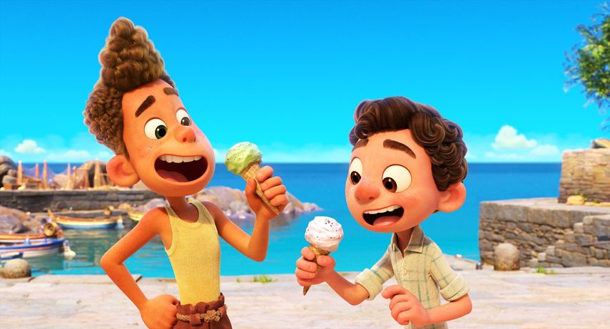 En esta imagen difundida por Disney, los personajes de Alberto, en la voz de Jack Dylan Grazer, a la izquierda, y Luca, en la voz de Jacob Tremblay, en una escena de la cinta animada Luca.