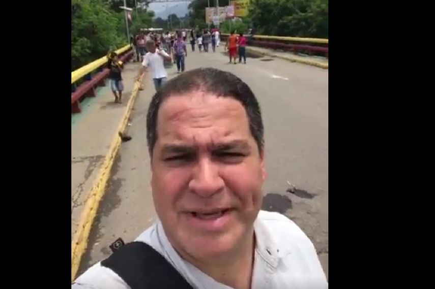 El di`putado Luis Florido se grabó en el momento cuando estaba cruzando la frontera por Colombia a pie.&nbsp;