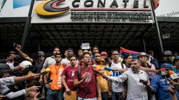 Universitarios de Venezuela pidieron a la Comisión Nacional de Telecomunicaciones (Conatel) que cese la censura y controles en medios y se detenga la persecución contra los periodistas que denuncian la crisis política en el país. Universitarios de Venezuela pidieron a la Comisión Nacional de Telecomunicaciones (Conatel) que cese la censura y controles en medios y se detenga la persecución contra los periodistas que denuncian la crisis política en el país.