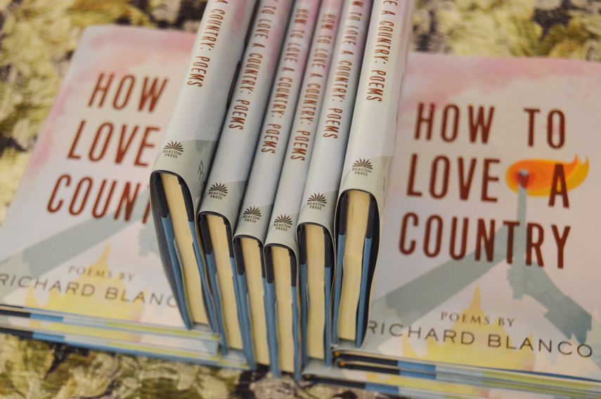 El poemario How to Love a Country, de Richard Blanco.