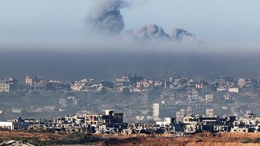 Fotografía tomada desde el lado israelí de la frontera con la Franja de Gaza muestra columnas de humo que se elevan por las explosiones sobre edificios destruidos en el norte de la Franja de Gaza, el 14 de enero de 2025