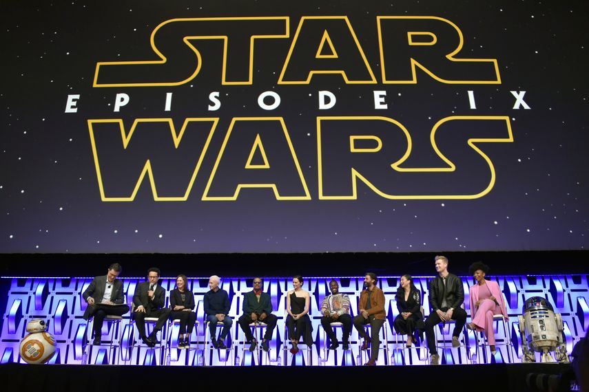 En esta imagen del 12 de abril de 2019, de izquierda a derecha Stephen Colbert, J.J. Abrams, Kathleen Kennedy, Anthony Daniels, Billy Dee Williams, Daisy Ridley, John Boyega, Oscar Isaac, Kelly Marie Tran, Joonas Suotamo y Naomi Ackie participan en el panel de Star Wars: The Rise of Skywalker en el primer d&iacute;a de Star Wars Celebration en la Wintrust Arena de Chicago.&nbsp;