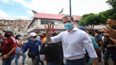 El presidente encargado de Venezuela, Juan Guaidó, recorre una zona popular de Caracas.