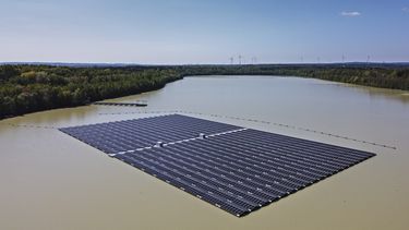 Paneles solares (energía renovable) en la mayor planta fotovoltaica flotante de Alemania en un lago en Haltern, Alemania, 3 de mayo de 2022.&nbsp;