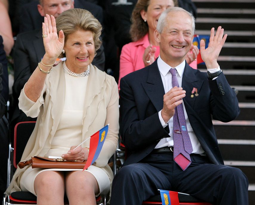 En esta foto de archivo tomada el 12 de julio de 2006, la madre y el padre del príncipe heredero Alois, María de Liechtenstein (izquierda) y el príncipe Hans-Adam II de Liechtenstein saludan a la multitud durante el desfile en Vaduz durante las celebraciones por el 200 aniversario del pequeño principado alpino.&nbsp;