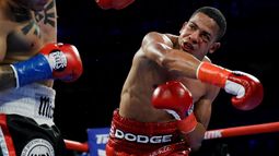 En esta imagen del 20 de abril de 2019, el puertorriqueño Félix Verdejo golpea al costarricense Bryan Vázquez en el quinto round de su pelea de peso ligero en Nueva York. 