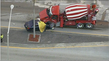 La parte delantera del automóvil quedó completamente debajo del camión de cemento, el conductor murió en el acto.