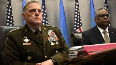 Pentágono quiere reforzar seguridad tras filtración de documentos secretos. en la foto el presidente del Estado Mayor Conjunto Mark Milley y el secretario de Defensa Lloyd Austin.