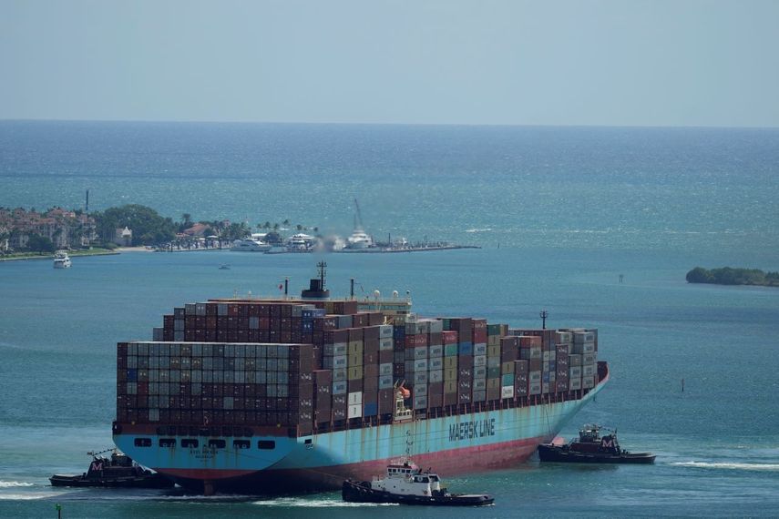 Tres remolcadores maniobran para girar el buque de contenedores Axel Maersk al arribar al puerto de Miami, 21 de octubre de 2021.&nbsp;