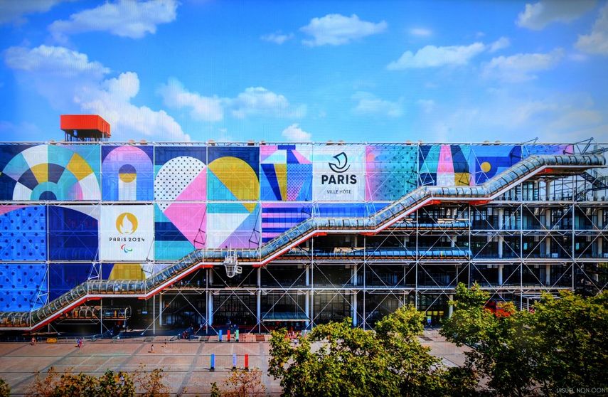 Esta fotografía tomada el 8 de febrero de 2023 muestra una ilustración de los colores dominantes y la identidad visual en el Museo Pompidou, mostrada en una pantalla durante la presentación de los pictogramas de cada disciplina e identidad visual de París 2024 y Juegos Olímpicos y Paralímpicos.