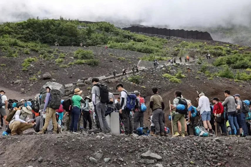 Una cola de visitantes en un sendero en el monte Fuji, en el centro de Japón, uno de los lugares cuyas nubes fueron analizadas por los investigadores y encontraron en su componente microplásticos