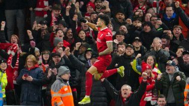 Luis Díaz celebra tras marcar el tercer gol de Liverpool ante Luton en la Liga Premier, el miércoles 21 de febrero de 2024, en Liverpool.&nbsp;