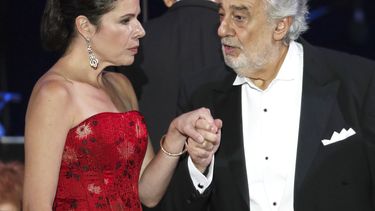 El tenor Plácido Domingo sostiene la mano de la cantante Ana María  Martínez al final de un concierto en Szeged, Hungría, el miércoles 28 de  agosto de 2019.