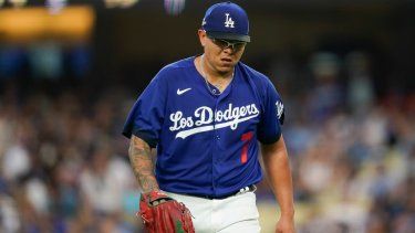 Julio Urías, lanzador de los Dodgers de Los Ángeles, camina rumbo a la cueva del equipo después de la parte alta de la quinta entrada de un juego en contra de los Marlins de Miami, el sábado 19 de agosto de 2023, en Los Ángeles.