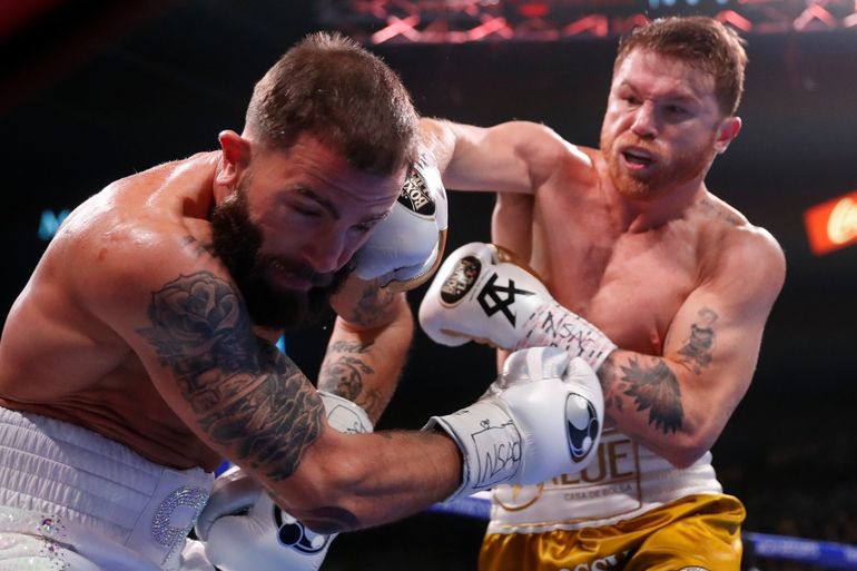 Canelo Álvarez, de México, golpea a Caleb Plant durante una pelea de unificación por el título súper mediano el sábado 6 de noviembre de 2021 en Las Vegas. 