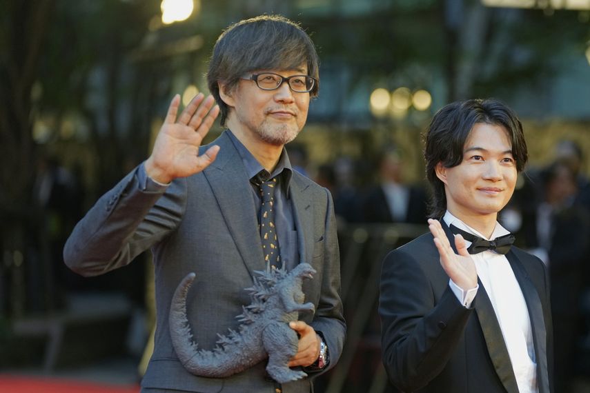 El director de Godzilla Minus One, Takashi Yamazaki, y el actor Ryunosuke Kamiki posan en la alfombra roja antes de la ceremonia inaugural de la 36a edición del Festival Internacional de Cine de Tokio en Tokio, Japón el 23 de octubre de 2023.