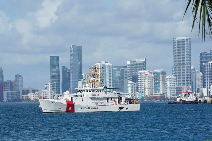 El barco Bernard C. Webber de la Guardia Costera abandona la base de la agencia en Miami Beach, Florida, el lunes 19 de julio de 2021.&nbsp;