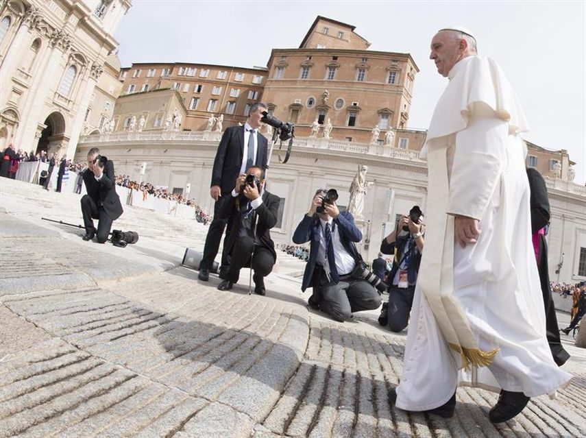 El papa Francisco llega a la Plaza de San Pedro del Vaticano para celebrar su tradicional audiencia general de los miércoles (EFE) 