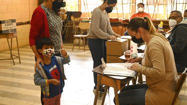 Sofía Herrera, acompañada de su hijo Daniel Mendoza, espera para emitir su voto durante las elecciones generales, en San José, Costa Rica, el domingo 6 de febrero de 2022.