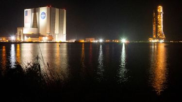 El cohete de NASA Space Launch System con la cápsula Orion se alza sobre la plataforma móvil en su traslado a la Plataforma de Lanzamiento 398 el viernes 4 de noviembre de 2022 en el Centro Espacial Kennedy en Florida.&nbsp;