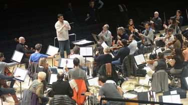 El compositor y director venezolano Giancarlo Castro DAddona, creador de la obra “Rhapsody for Talents”, durante los ensayos con la Paris Symphonic Orchestra. (Cortesía)