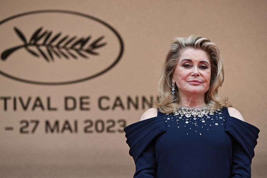 La actriz francesa Catherine Deneuve llega para la ceremonia de apertura y la proyección de la película Jeanne du Barry durante la 76ª edición del Festival de Cine de Cannes en Cannes, sur de Francia, el 16 de mayo de 2023.