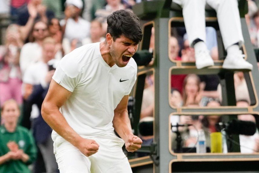 El español Carlos Alcaraz reacciona al vencer al francés Ugo Humbert para alcanzar los cuartos de final de Wimbledon, el domingo 7 de julio del 2024.