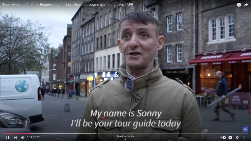 Una captura de pantalla de un reportaje en video de AFP muestra a uno de los nuevos guías turísticos en Edimburgo.&nbsp;