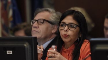 La canciller venezolana, Delcy Rodríguez (der.), sentada junto al secretario general de la Organización de Estados Americanos (OEA), Luis Almagro (izq.), este lunes 27 de marzo del 2017, en la sede del organismo, en Washington, DC, EEUU.&nbsp;