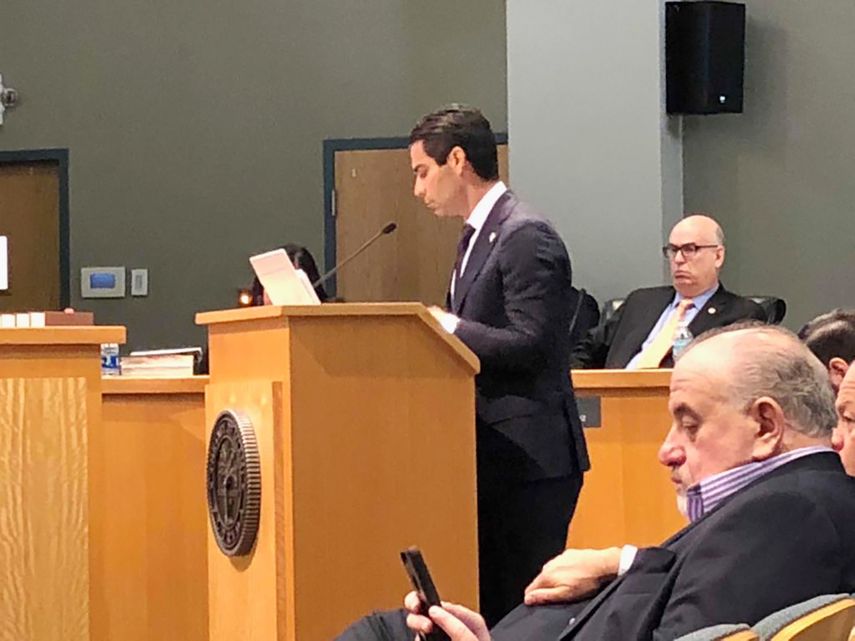 El alcalde de Miami, Francis Suárez, habla durante la sesión legislativa que discute el referendo sobre alcalde fuerte.