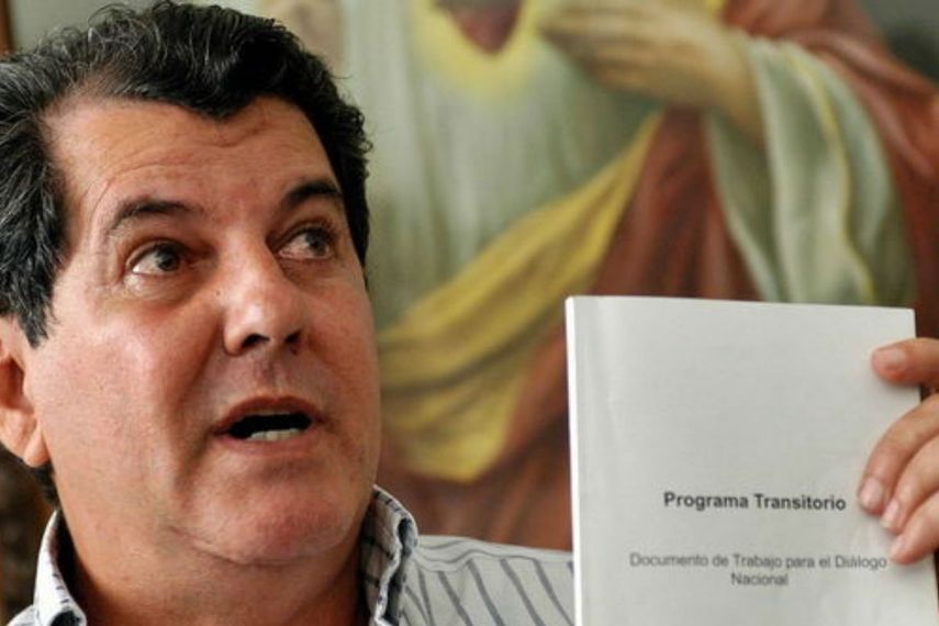 Oswaldo Payá sosteniendo el Programa Transitorio para un cambio político en Cuba (EFE)