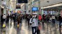 Pasajeros caminan por uno de los pasillos del Aeropuerto Internacional de Miami. Pasajeros caminan por uno de los pasillos del Aeropuerto Internacional de Miami.