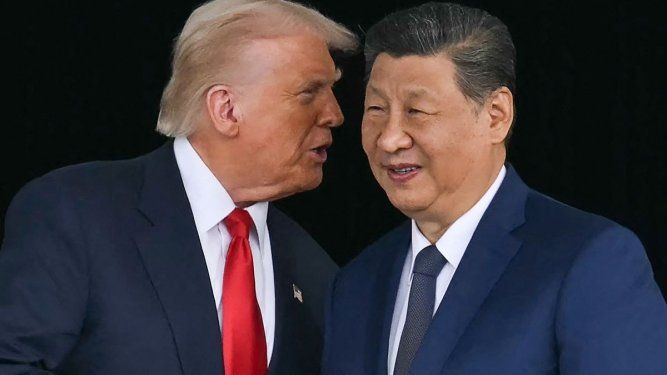 El presidente estadounidense Donald Trump (izq.) conversa con el presidente chino Xi Jinping mientras se dan la mano tras sus conversaciones en la base aérea de Gimhae, ubicada junto al aeropuerto internacional de Gimhae en Busan, el 30 de octubre de 2025.&nbsp;&nbsp;