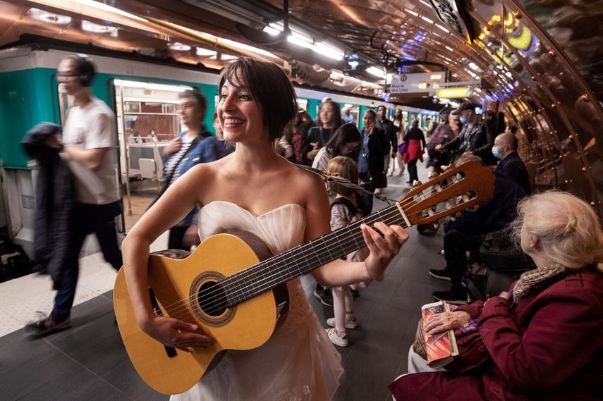 Eli Jadelot, se presenta con un vestido de novia en la estación de metro “Arts et Metiers” en París, el 19 de octubre de 2022. Eli ha sido autorizada para actuar en el metro de París después de completar con éxito la audición Musiciens du metro (músicos del metro).&nbsp;