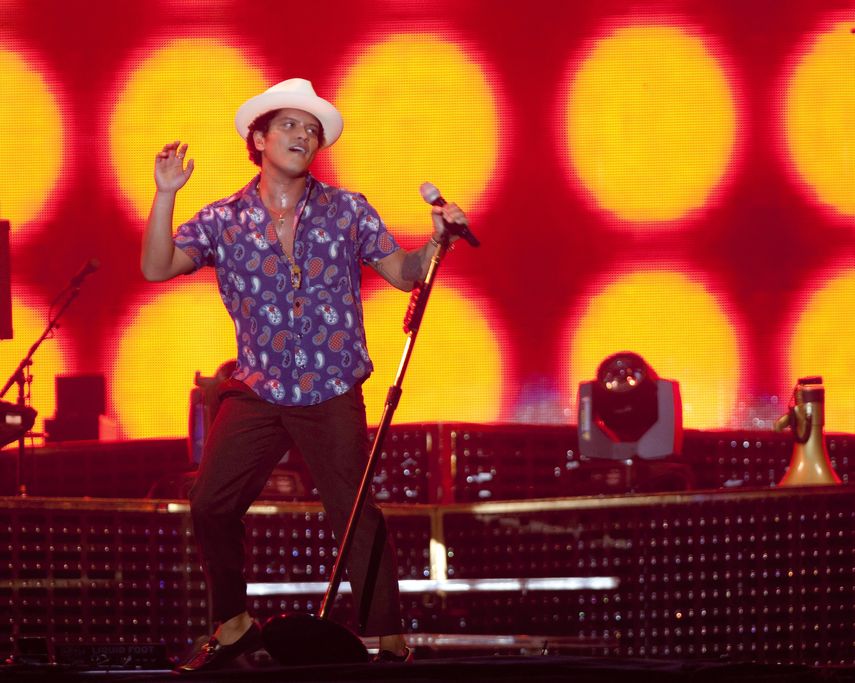 El documento aduce que las canciones, entre las que figuran éxitos internacionales contienen letras o títulos con referencias sexuales o perversiones.&nbsp;