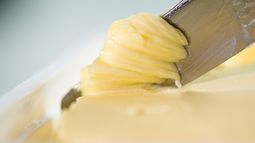 La margarina contiene sustancias esenciales para nuestro organismo y, a diferencia de la mantequilla, está hecha en base a aceites vegetales.