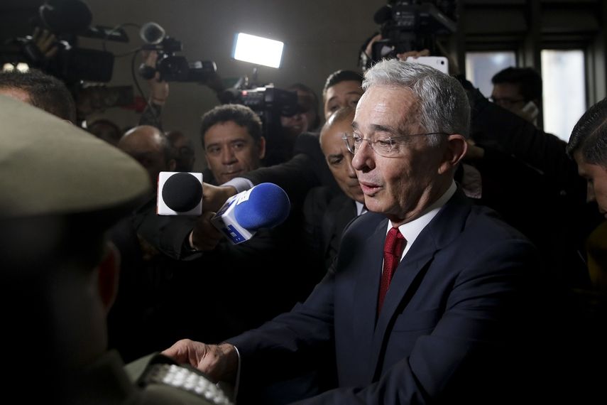 El senador y expresidente colombiano &Aacute;lvaro Uribe llega a la Corte Suprema de Justicia para testificar en un caso de presunta manipulaci&oacute;n de testigos, el martes 8 de octubre de 2019, en Bogot&aacute;.